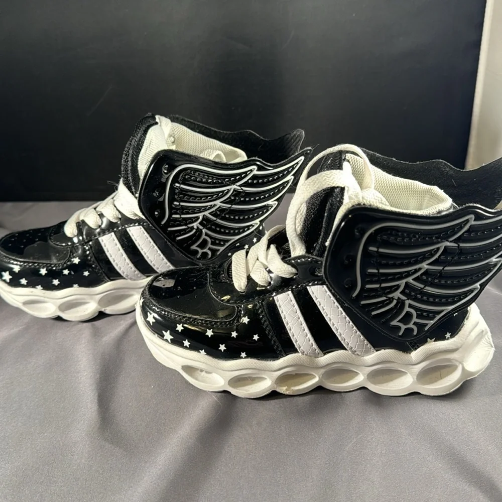 Kids light up rechargeable winged shiny black sneakers - Picture 3 of 6